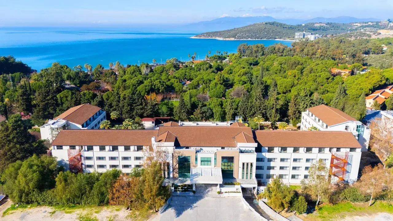 Maj w Kusadasi: hotel otoczony zielenią, z widokiem na błękitne morze. Idealna pogoda na wypoczynek.