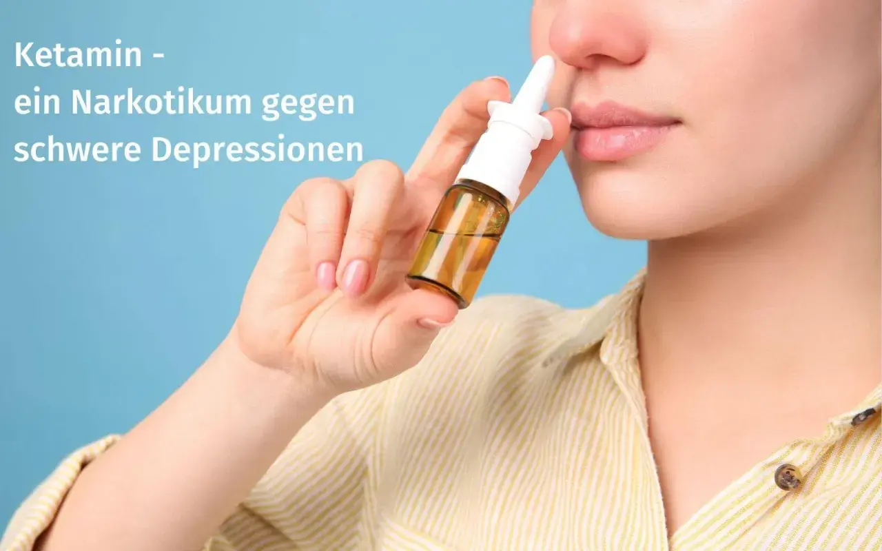Eine Frau hält ein Nasenspray mit der Aufschrift "Ketamin - ein Narkotikum gegen schwere Depressionen".