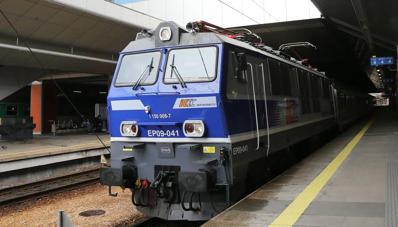 Niebieski pociąg PKP Intercity EP09-041 stoi na peronie 4, gotowy do odjazdu.
