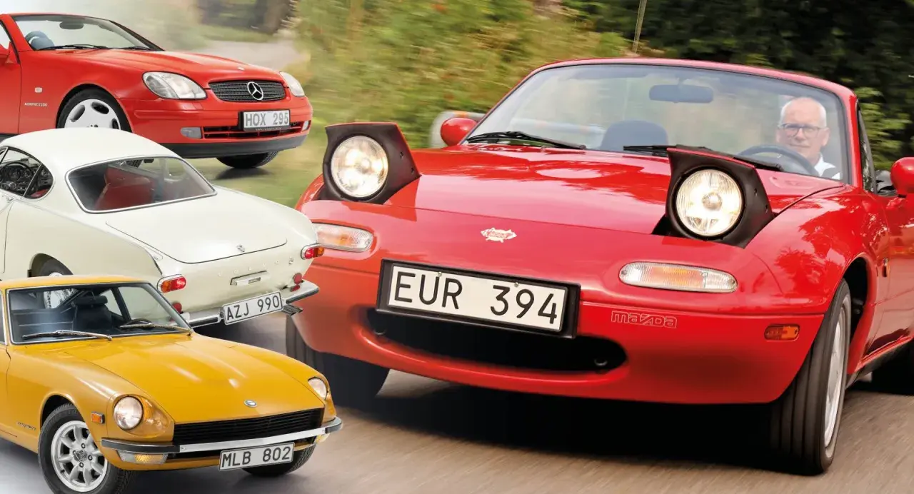 En samling klassiska sportbilar: en röd Mazda Miata med pop-up-strålkastare, en gul Datsun 240Z, en vit Volvo P1800 och en röd Mercedes-Benz SLK.