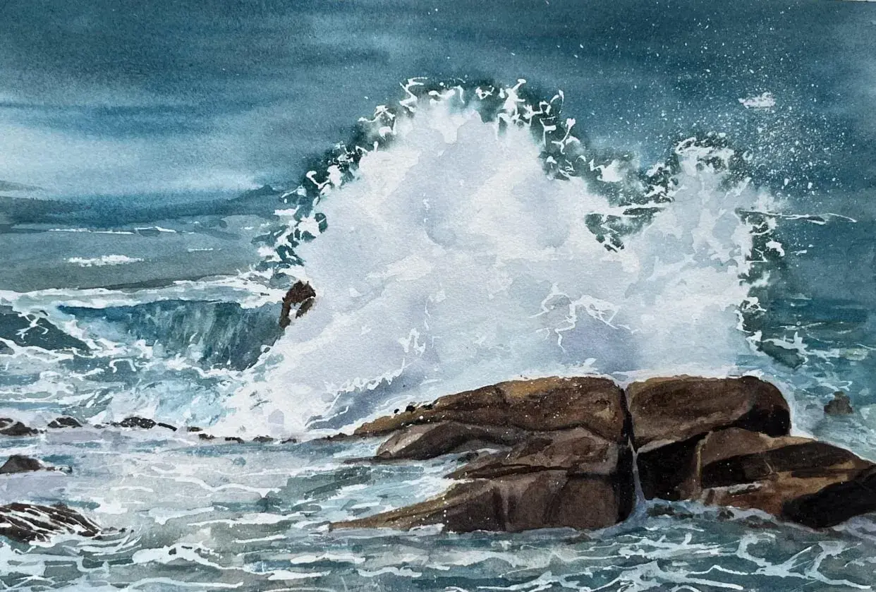 Aquarelle mer et rochers : une vague puissante se brise sur des rochers bruns, projetant des éclaboussures d'écume blanche dans un ciel bleu sombre.