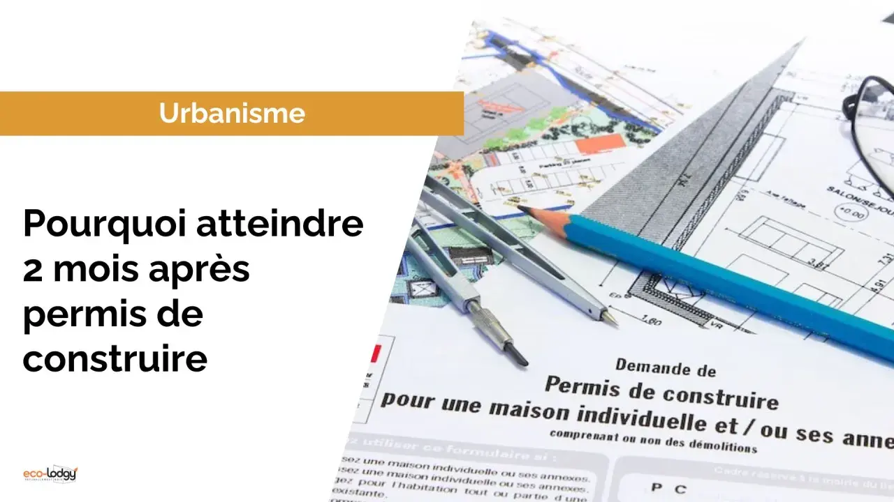 Plans d'urbanisme, crayon et règle sur un permis de construire. L'intérêt à agir pour un permis de construire est crucial.