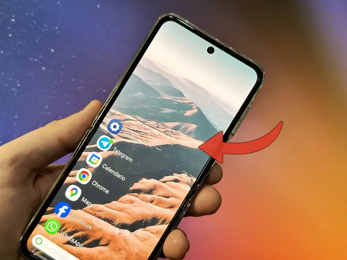 Mano sujetando un teléfono con un launcher Android, mostrando iconos de apps como Telegram, Calendario, Chrome, Maps, Facebook y WhatsApp.