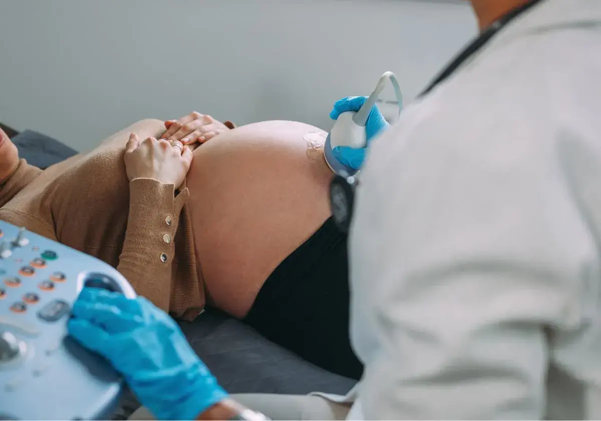 Gravid kvinna får ultraljud. Fosterdiagnostik nackdelar kan vara oro kring resultat.