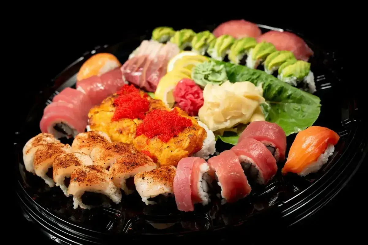 Talerz sushi z różnymi rolkami, nigiri i sashimi. Wyobraź sobie, jak smakuje sushi: świeża ryba, ryż i chrupiące dodatki.