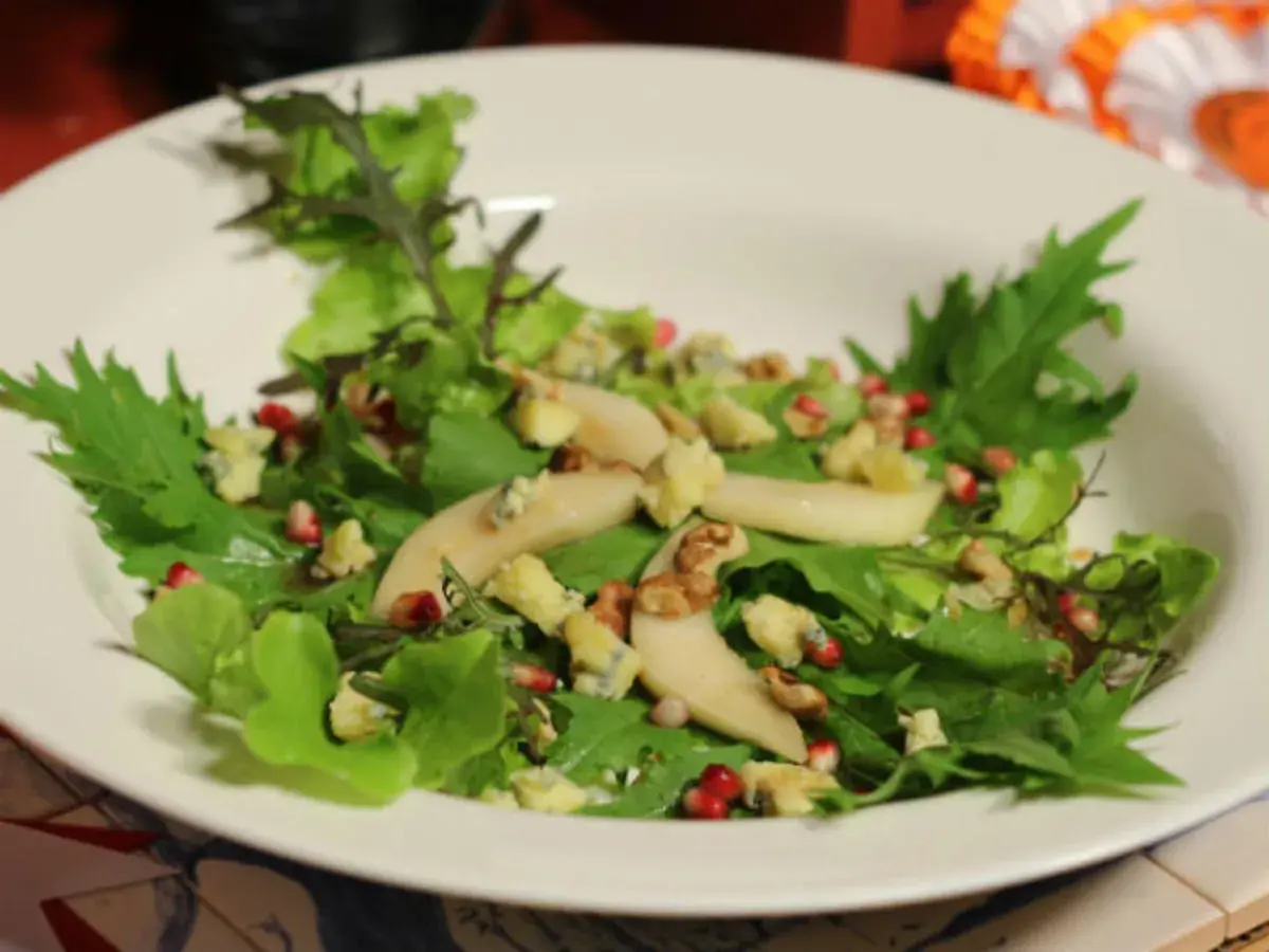 Ein köstlicher Rucola Salat mit Birne, Blauschimmelkäse und Granatapfelkernen. Perfekt für ein leichtes Mittagessen oder als Beilage.