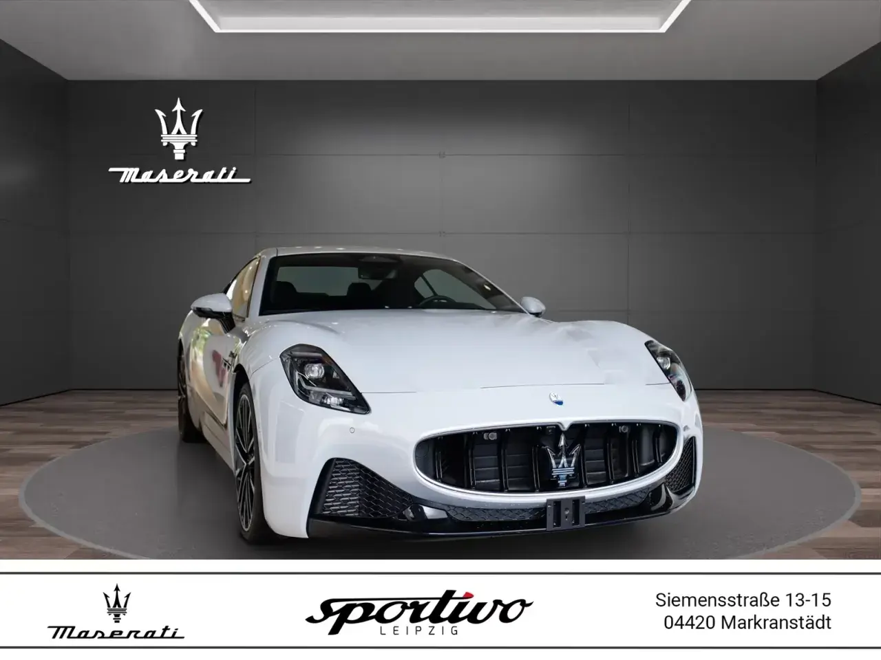 Białe Maserati w salonie, gotowe do jazdy. Sprawdź aktualną maserati cena i wybierz swój wymarzony model.