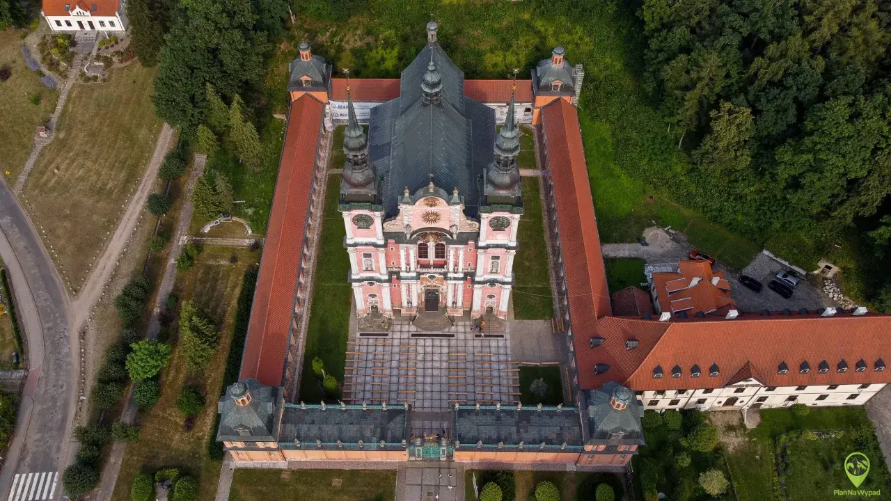 Święta Lipka: barokowy klasztor z imponującą bazyliką i dziedzińcem. Atrakcje tego miejsca przyciągają pielgrzymów i turystów.