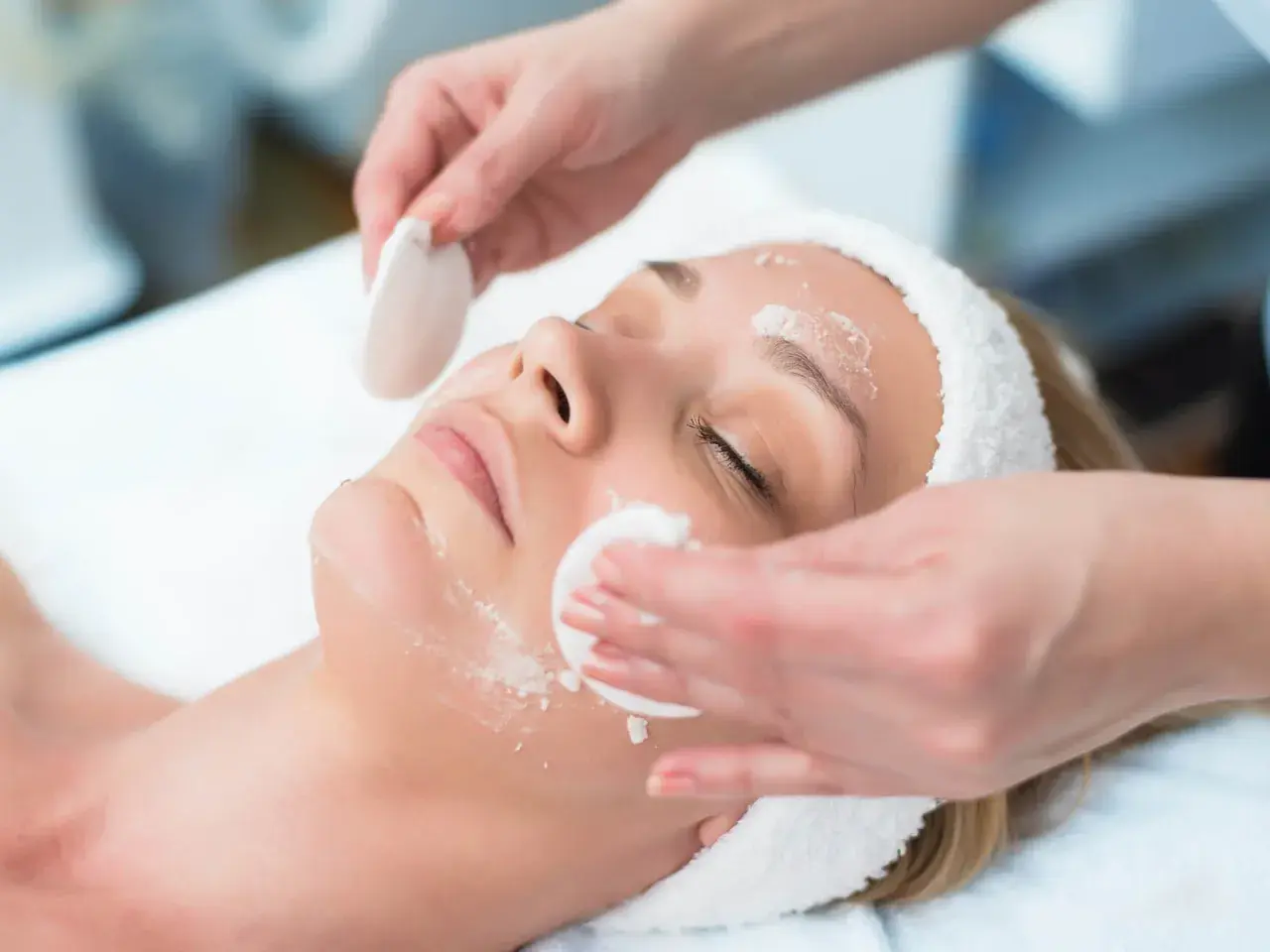 Una donna riceve un trattamento viso. La frequenza ideale per la pulizia del viso dipende dal tipo di pelle.