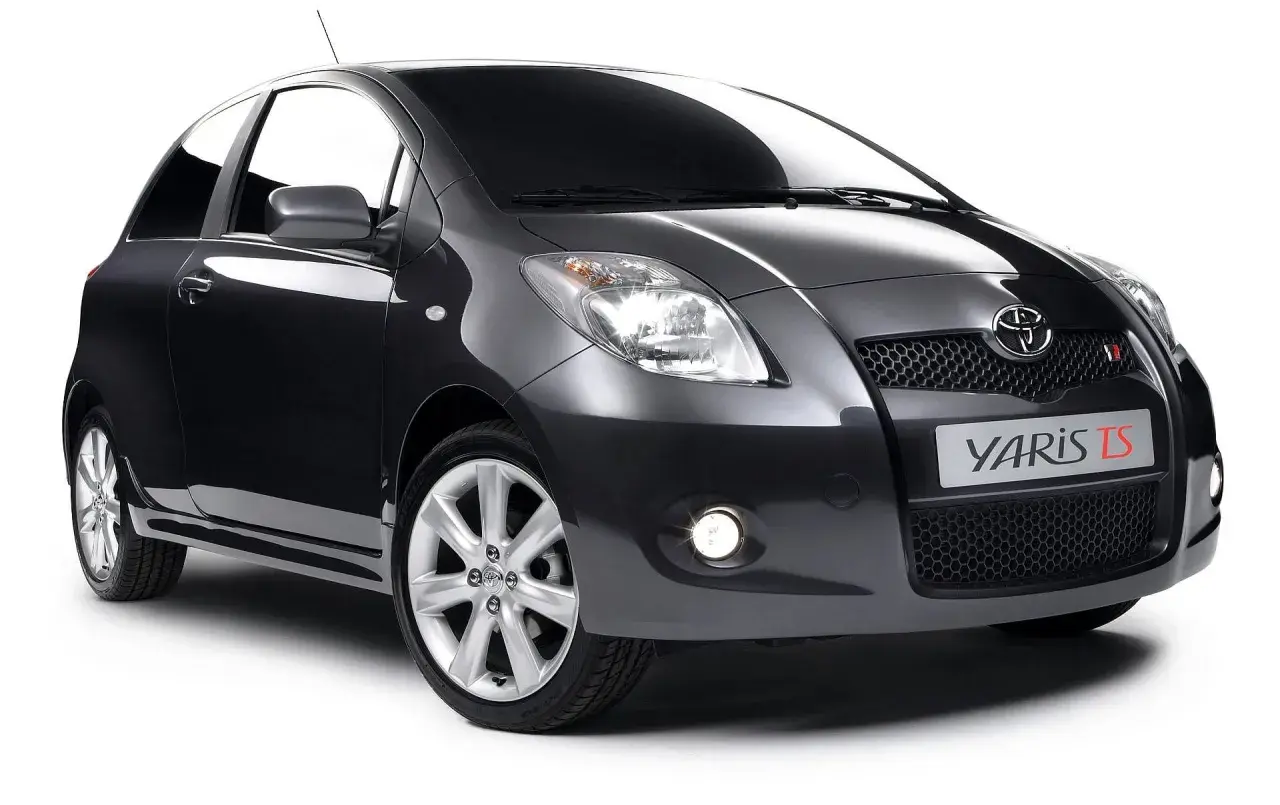 Ciemnoszary Toyota Yaris TS, model 2. generacji, z błyszczącym lakierem i sportowym grillem.