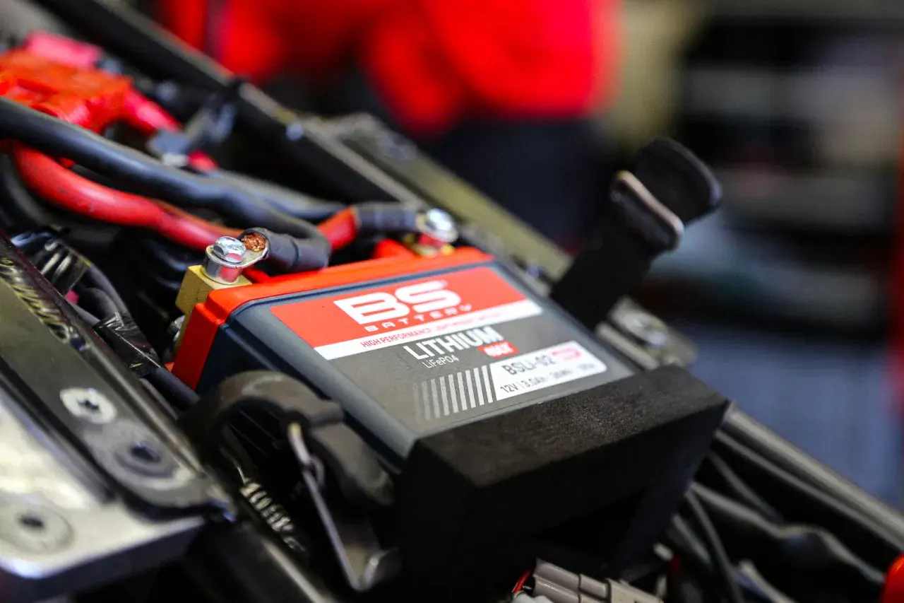 La batería de litio BS Battery LiFePO4, modelo BSLi-02, de 12V y 3.0Ah, es la que lleva mi moto.