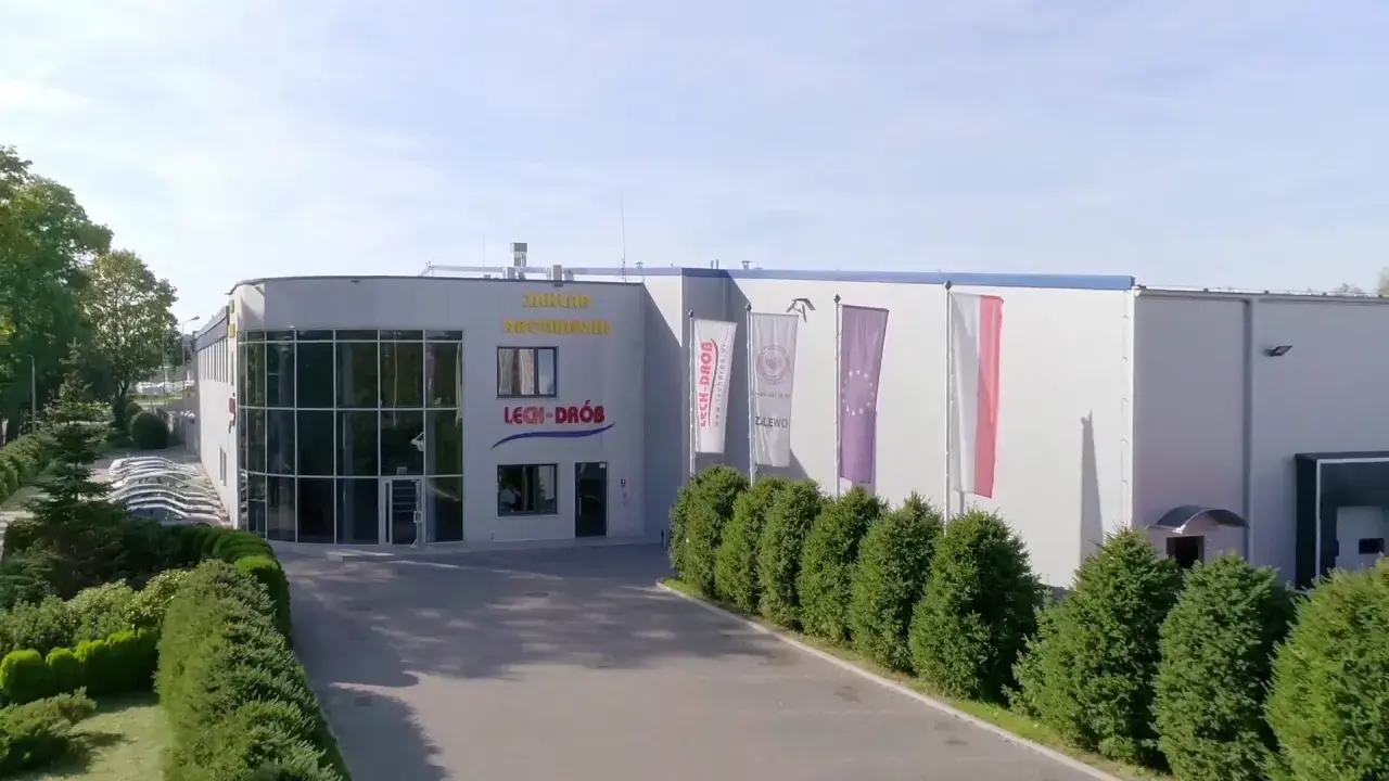 Nowoczesny budynek firmy Lech-Drób w Zalewie, z charakterystycznym logo i flagami.