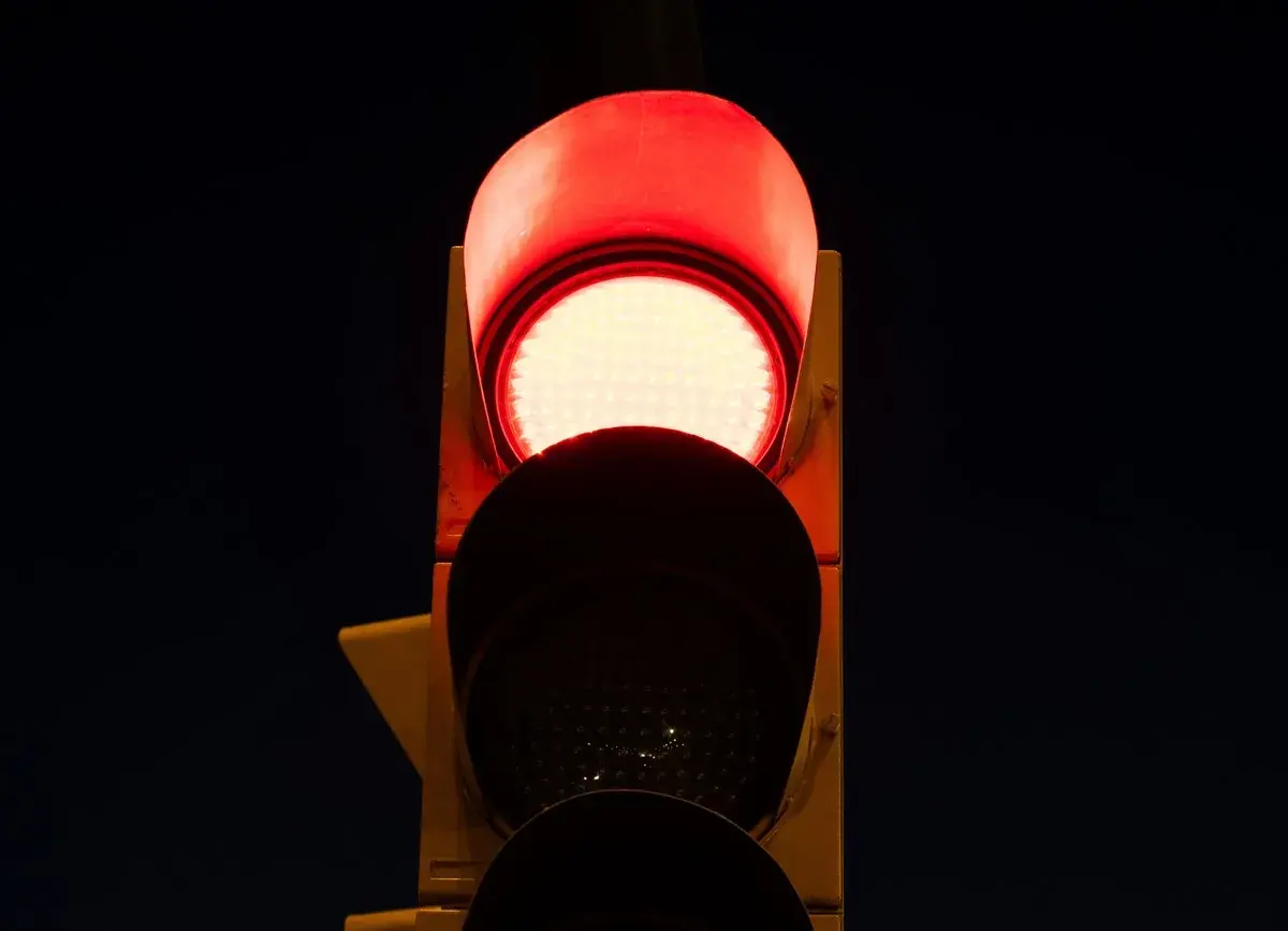 Un semáforo con la luz roja encendida. ¿Qué significan unas luces rojas intermitentes? ¡Alto!