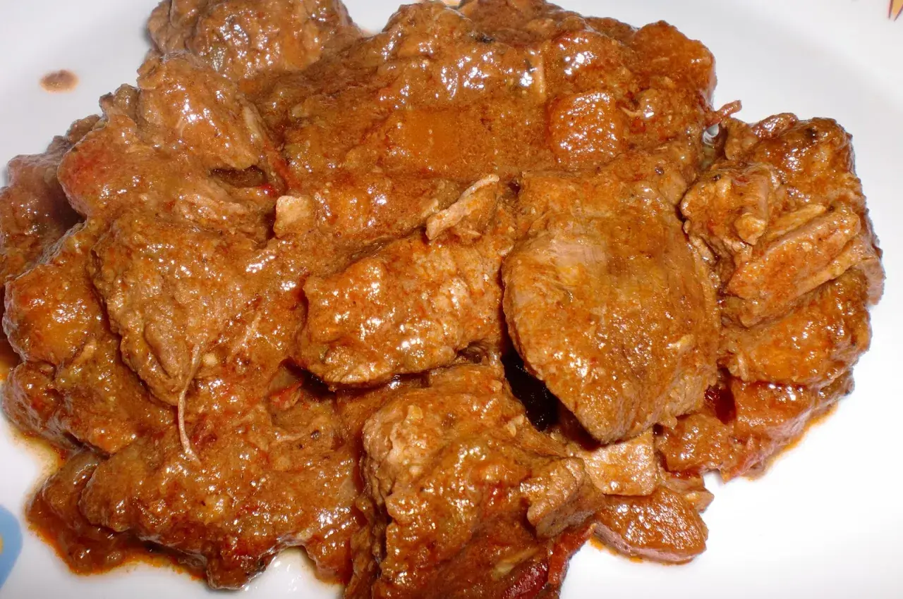 Sabrosa carne al toro, tierna y jugosa, cocinada a fuego lento en una rica salsa.