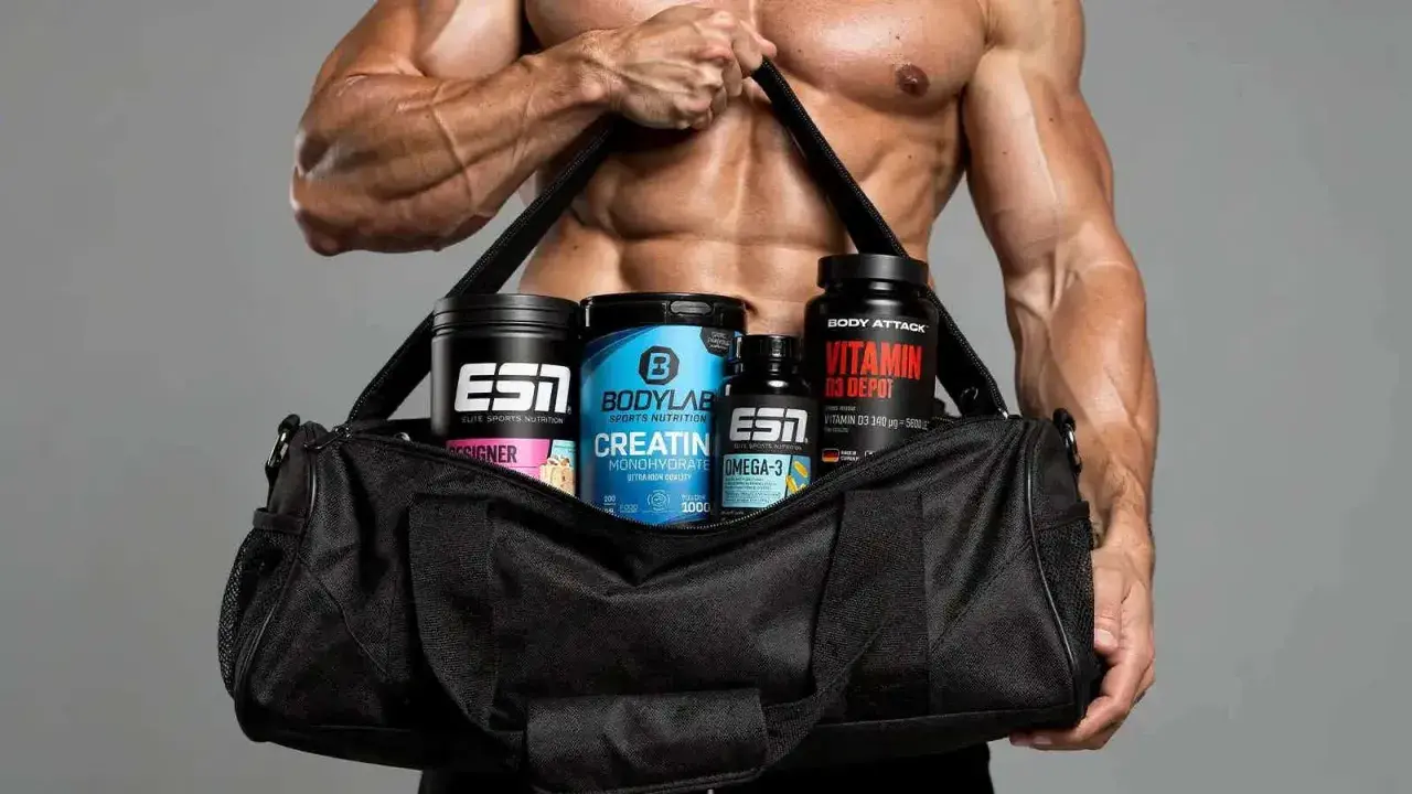Muskulöser Mann trägt Sporttasche mit Creatin, Omega-3 und Vitamin D Depot – ideal für den Muskelaufbau.