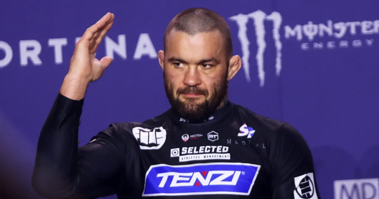 Bohater materla fame mma pozdrawia. Na koszulce logo "TENZI".