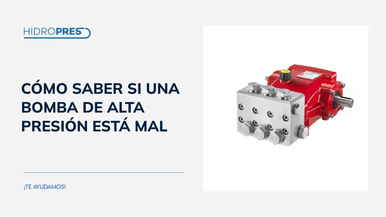 Bomba de alta presión roja y plateada, esencial para hidrolimpiadoras. Aprende a detectar fallos.