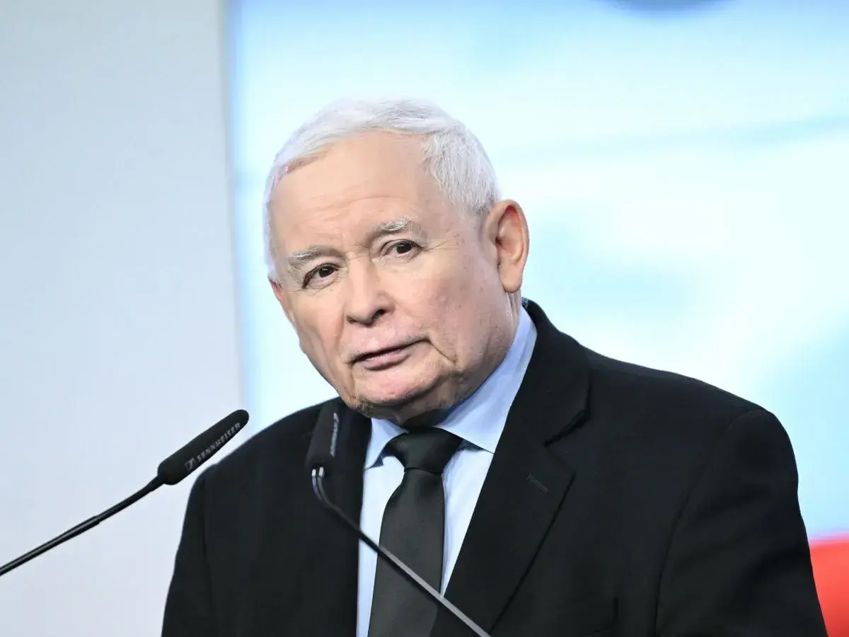 Jarosław Kaczyński, polityk, przemawia przy mikrofonie. Wiek polityka to ważna informacja dla wielu.