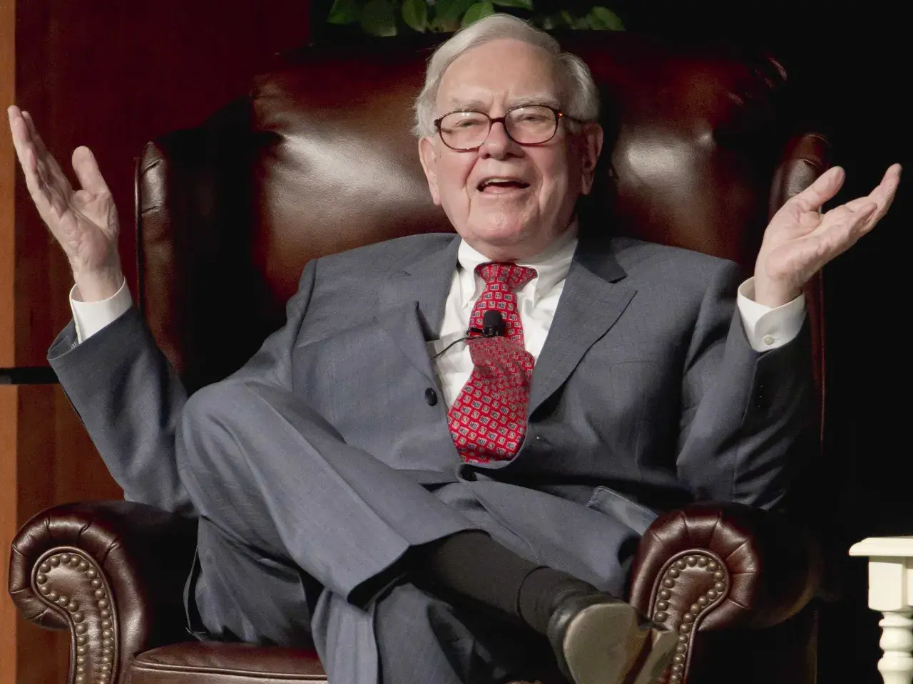 Warren Buffett, znany z inwestycyjnego geniuszu, mimo braku formalnego wykształcenia w dziedzinie finansów, zdobył wiedzę dzięki samokształceniu.