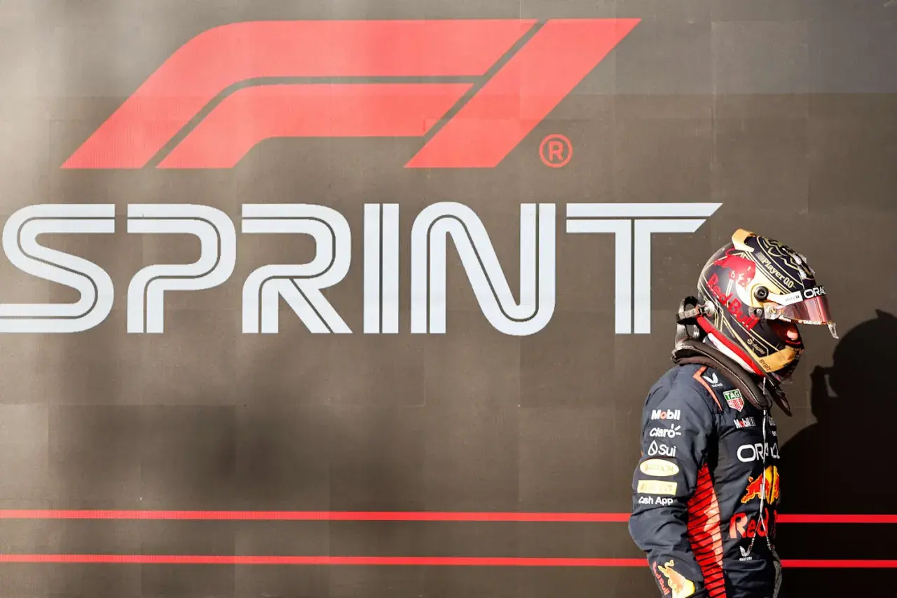 Piloto de F1 con casco decorado, frente al logo de "SPRINT" de la Fórmula 1.