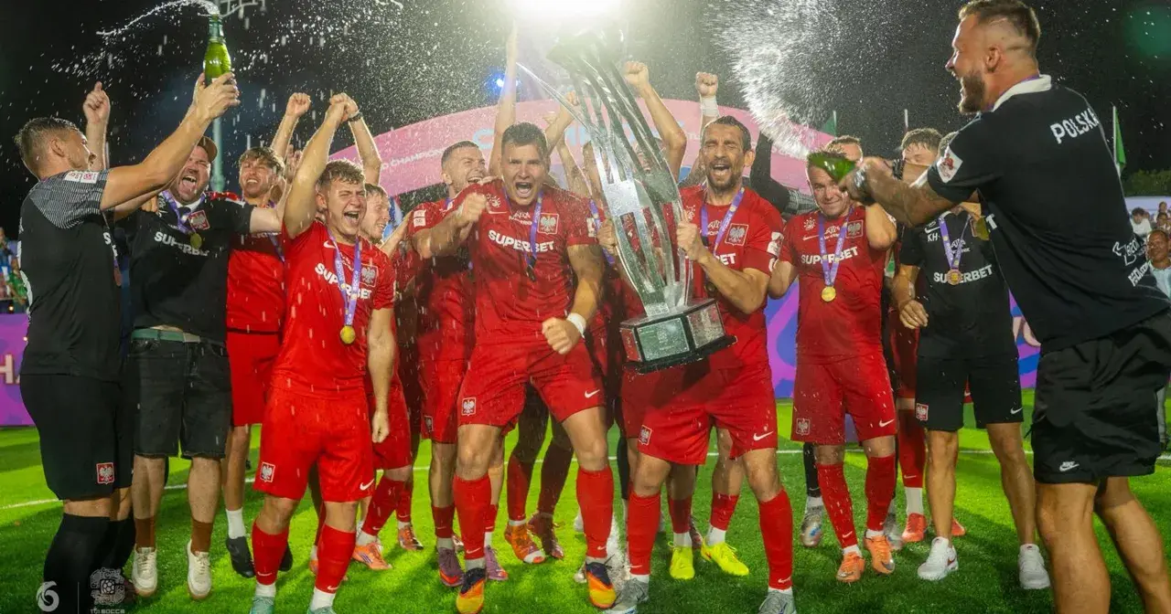 Piłkarze świętują z pucharem i szampanem. Czy Polska kiedyś wygrała mistrzostwa świata? Ta radość sugeruje, że tak!