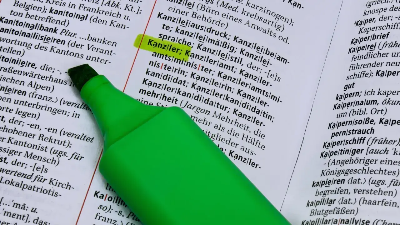 Grüner Textmarker hebt "Kanzlei" hervor, ein Wort, das in der deutschen Sprache vielfältig ist und auch in der Politik eine Rolle spielt, wie bei einer Frankreich Wahlumfrage.