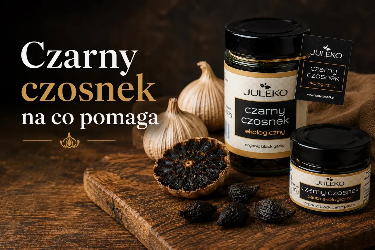 Czarny czosnek w słoikach i na desce, obok świeżych główek. Poznaj jego właściwości!