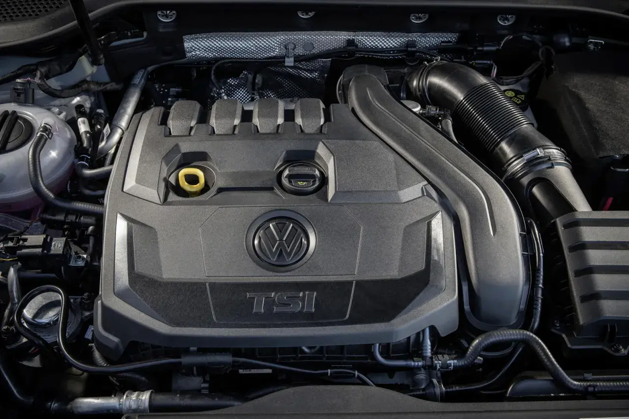 Silnik 1.5 TSI Volkswagena, z widocznym logo i oznaczeniem mocy, gotowy do pracy.