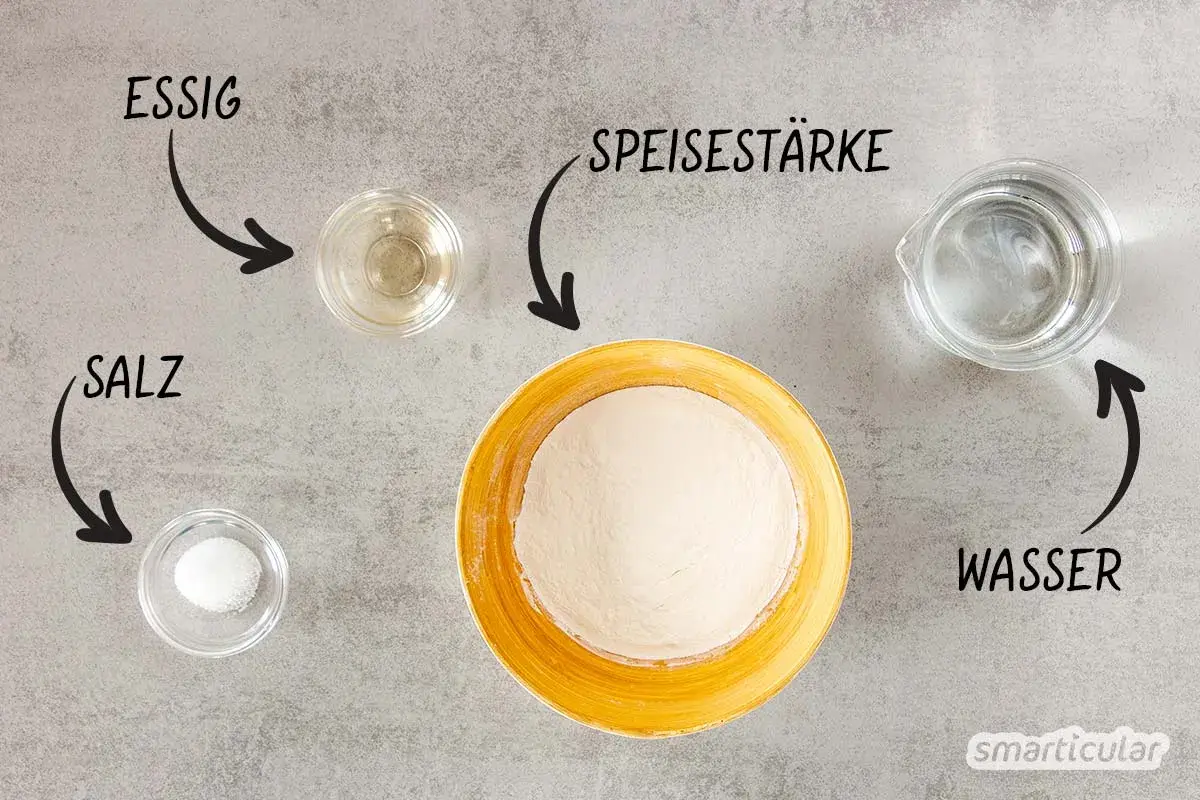 Zutaten für selbstgemachten Kleber: Speisestärke, Wasser, Essig und Salz.