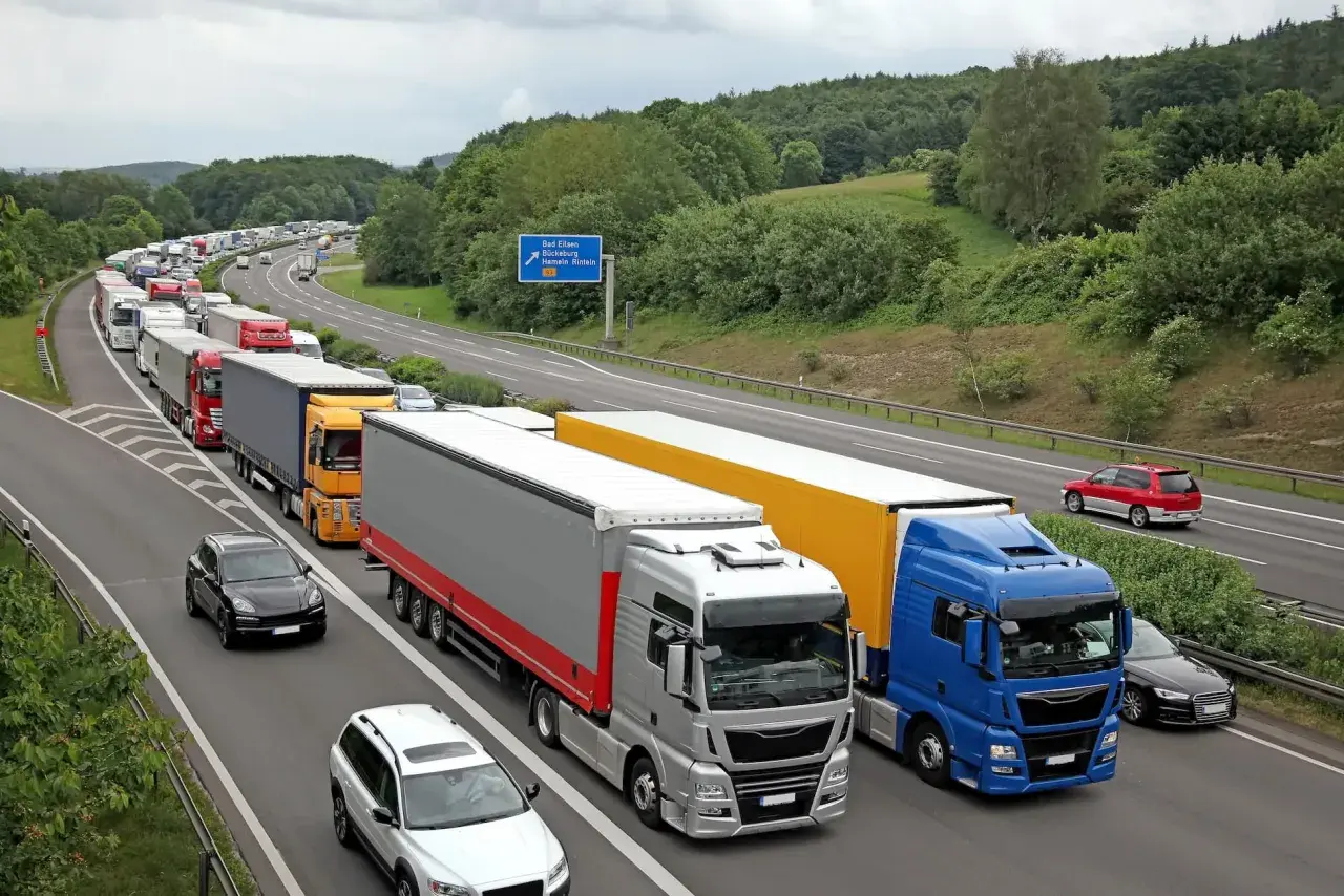 Lange Schlange von LKWs auf der Autobahn, ein Zeichen für das Ferienfahrverbot.