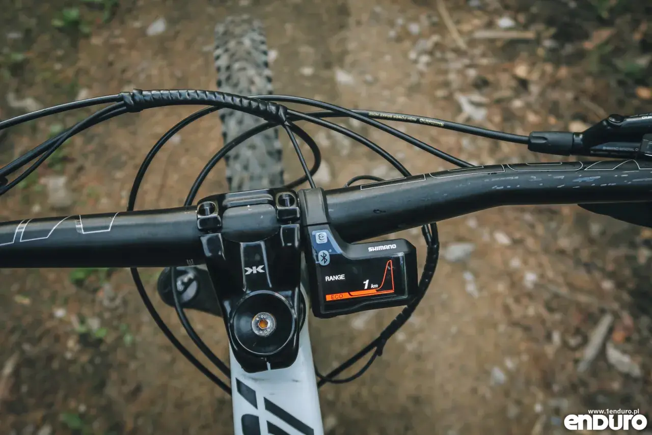 Widok na kierownicę roweru elektrycznego z wyświetlaczem Shimano. Dowiedz się, jak jeździć rowerem elektrycznym, korzystając z trybu ECO.
