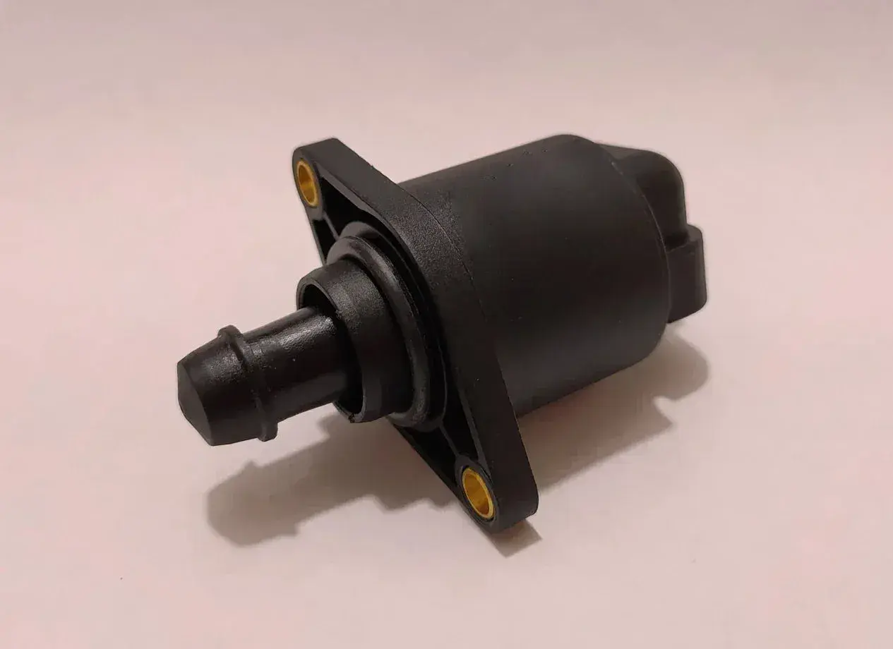 Válvula IAC negra, pieza esencial para el control del ralentí del motor.