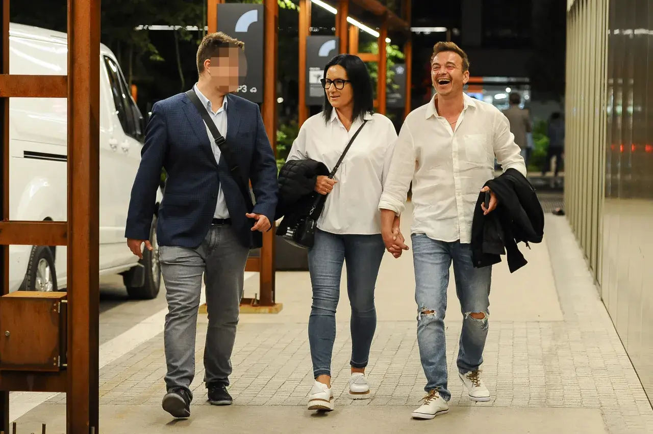 Trzy osoby idą razem. Czy Radek Liszewski ma dzieci? Na zdjęciu widać parę trzymającą się za ręce i młodego mężczyznę.