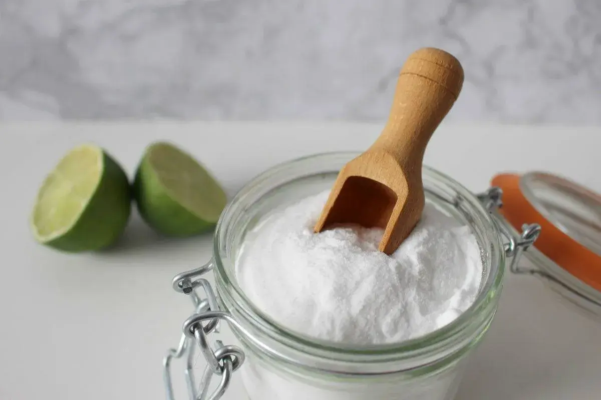 Bicarbonato y limón, ingredientes para remedios caseros para los mosquitos.