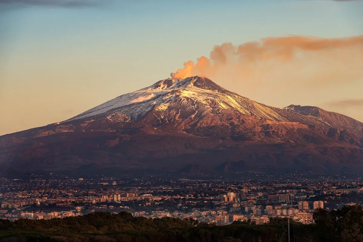 Etna fumante al tramonto, un'esperienza indimenticabile per chi decide di visitar el Etna.