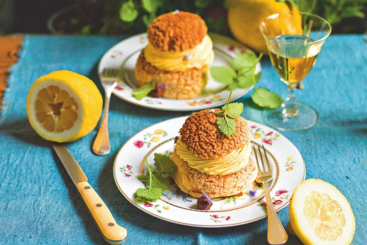 Due deliziosi craquelin, con crema gialla e croccante copertura, pronti per essere gustati. La ricetta perfetta per un dolce speciale.