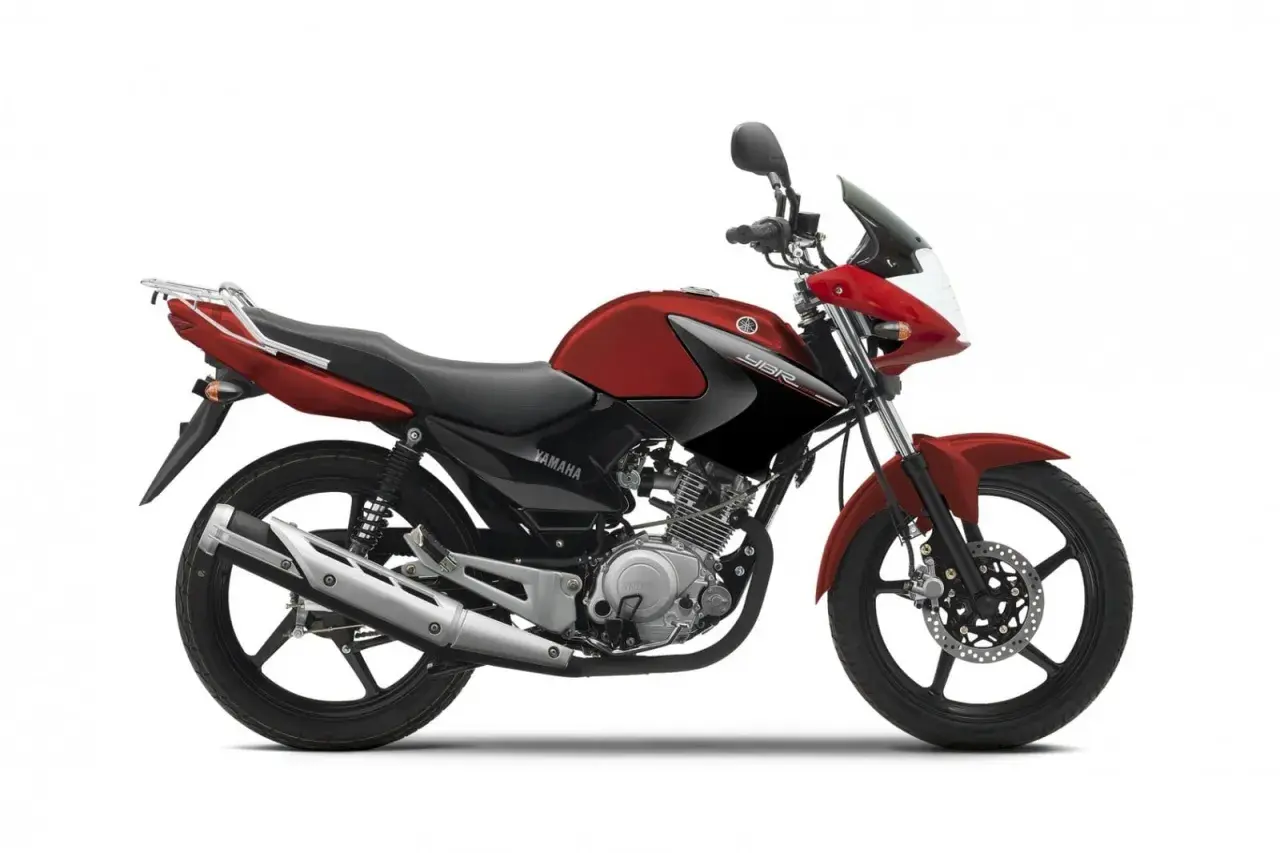 Czerwony motocykl Yamaha YBR 125 z czarnymi akcentami, gotowy na miejskie przygody.