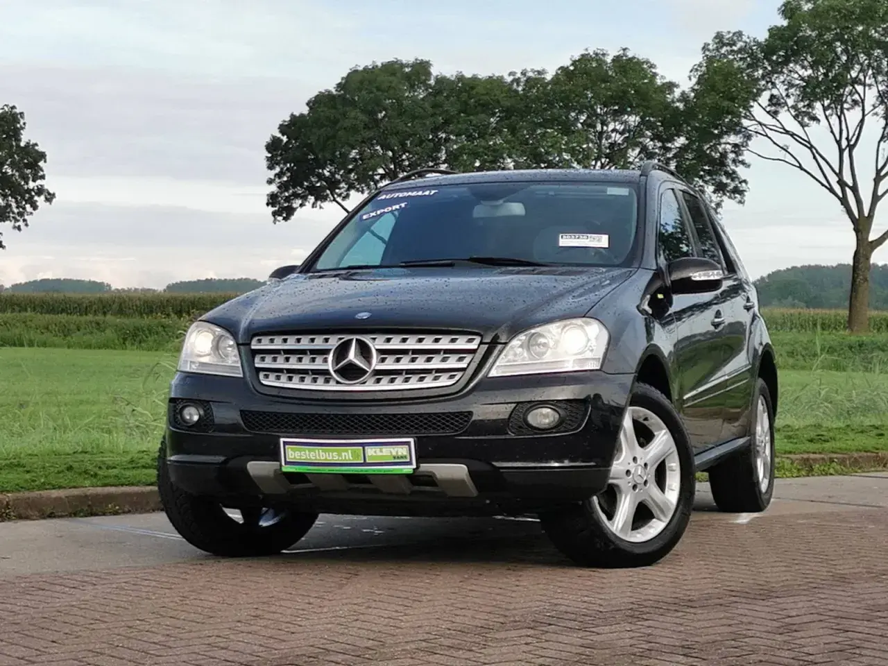 Mercedes ML 320 CDI 4Matic, un SUV negro con matrícula de exportación, aparcado en un camino de adoquines. A pesar de su aspecto, podría tener problemas.