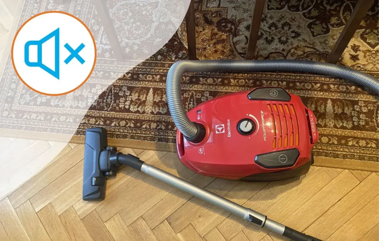 Czerwony odkurzacz Electrolux na dywanie. Ikona wyciszenia sugeruje cichy ranking odkurzaczy workowych.