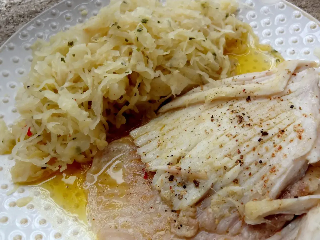 Une aile de raie tendre et savoureuse, servie avec une choucroute maison.