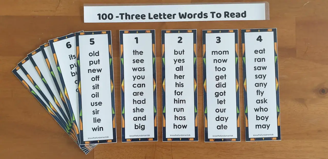 Tarjetas con palabras con 3 letras para aprender a leer. Se ven listas de palabras como "the", "but", "mom", "eat", "old", "put", "see", "yes", "now", "ran".