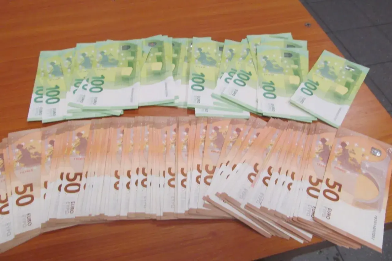 Duże stosy banknotów 100 i 50 euro leżą na drewnianym stole. Zastanawiasz się, ile gotówki można przewozić samolotem?