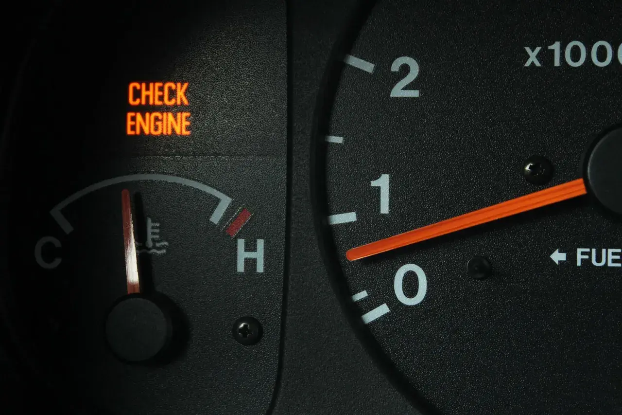 Spia "Check Engine" accesa sul cruscotto. Scopri come resettare la spia avaria motore senza computer.