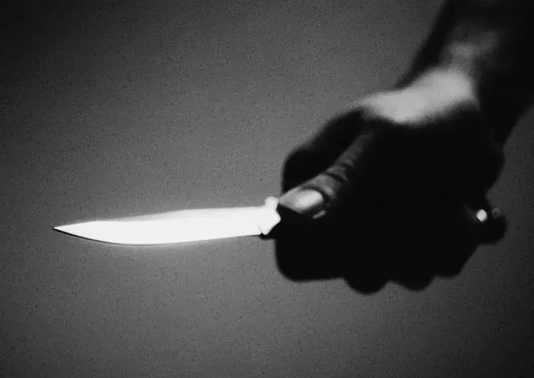 Sennik: Ktoś chciał cię zabić nożem - Poznaj ukryte znaczenie ostrzeżenia