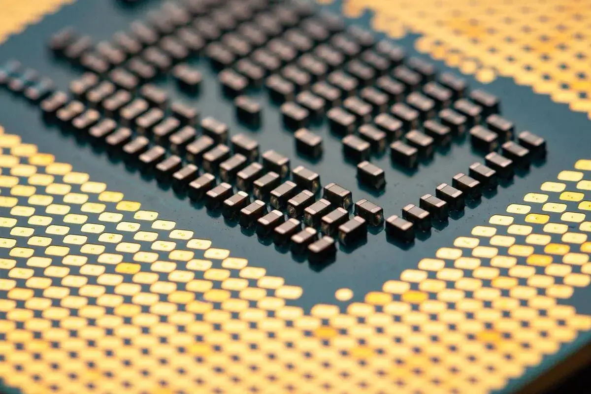 Detalle de los pines de un procesador AMD Ryzen, símbolo de los mejores procesadores ryzen para alto rendimiento.