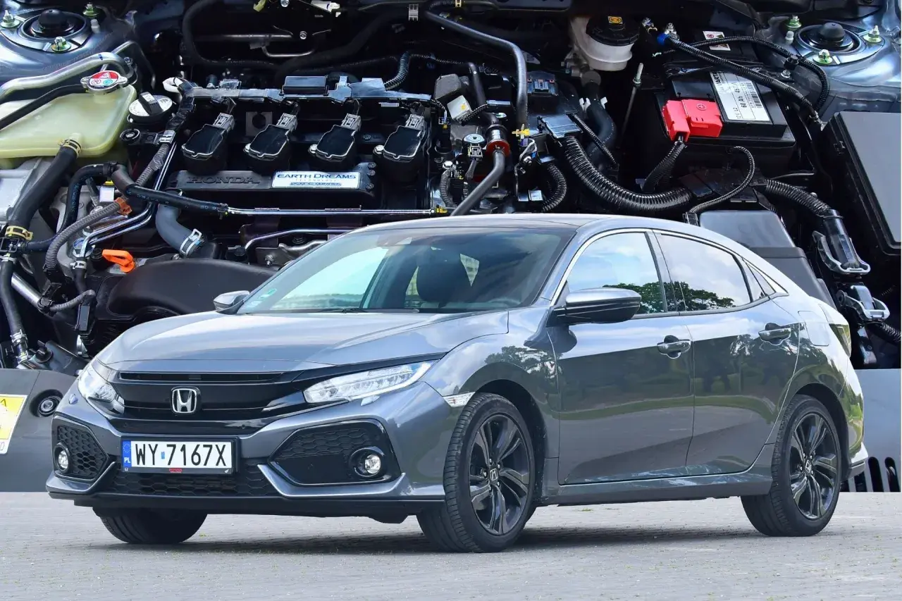 Szary Honda Civic 2017 z widocznym silnikiem.
