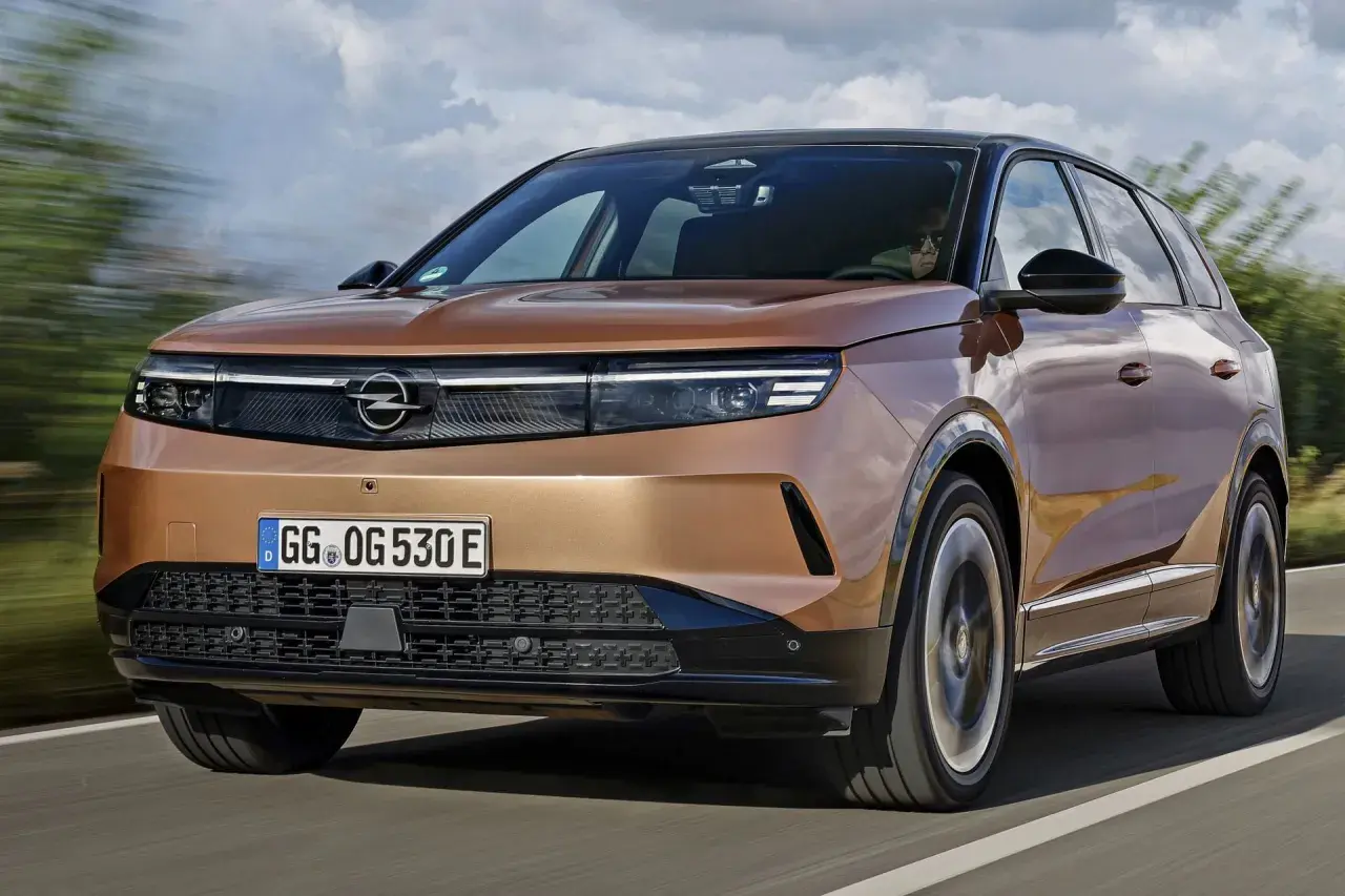 Nowy Opel Grandland w kolorze miedzianym, z nowoczesnym designem. Sprawdź jego atrakcyjną opel grandland cenę!