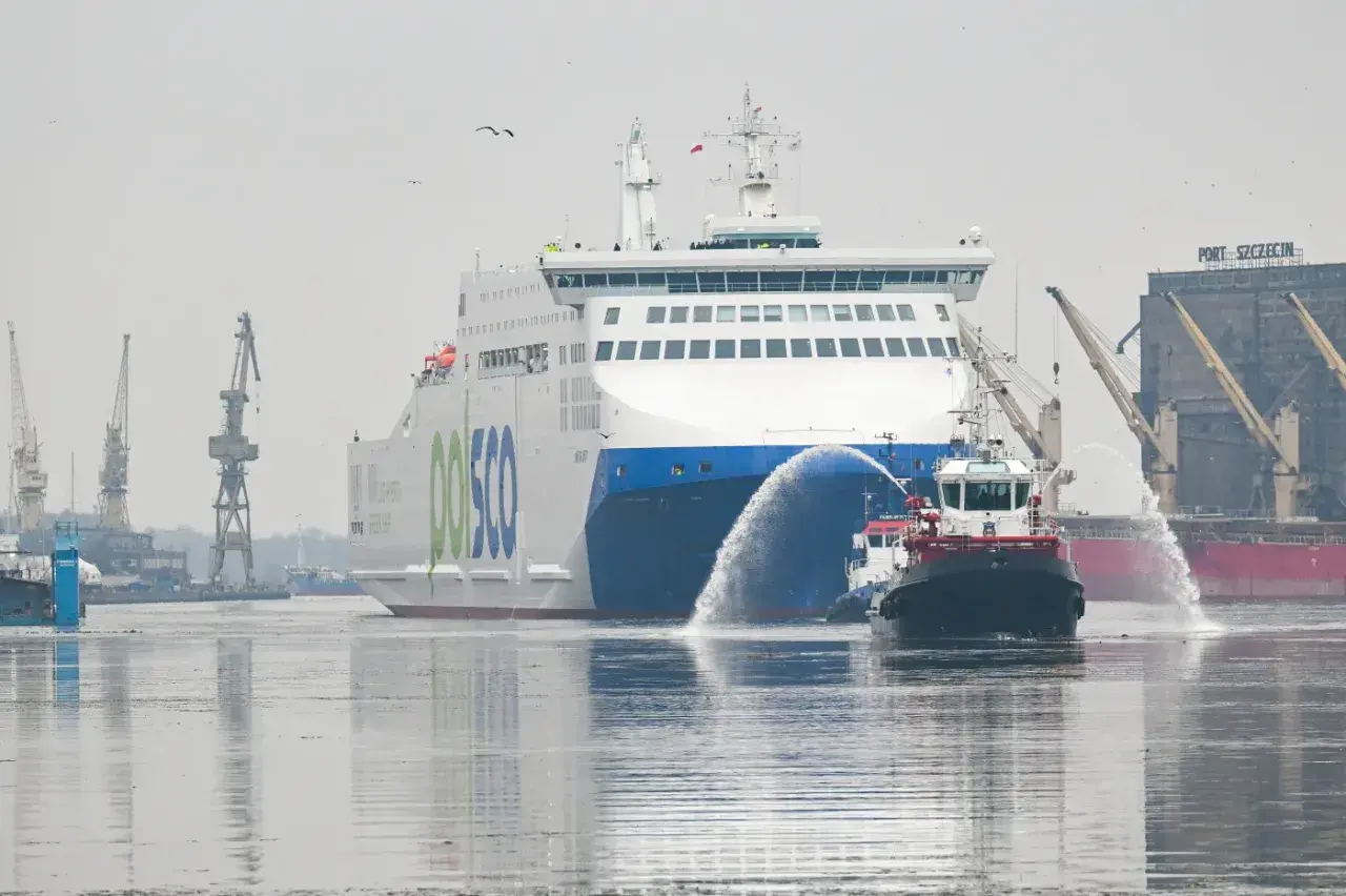 Statek Polferries "Unity Line" w Szczecinie, podczas wodnego salutowania. Cennik rejsów dostępny online.