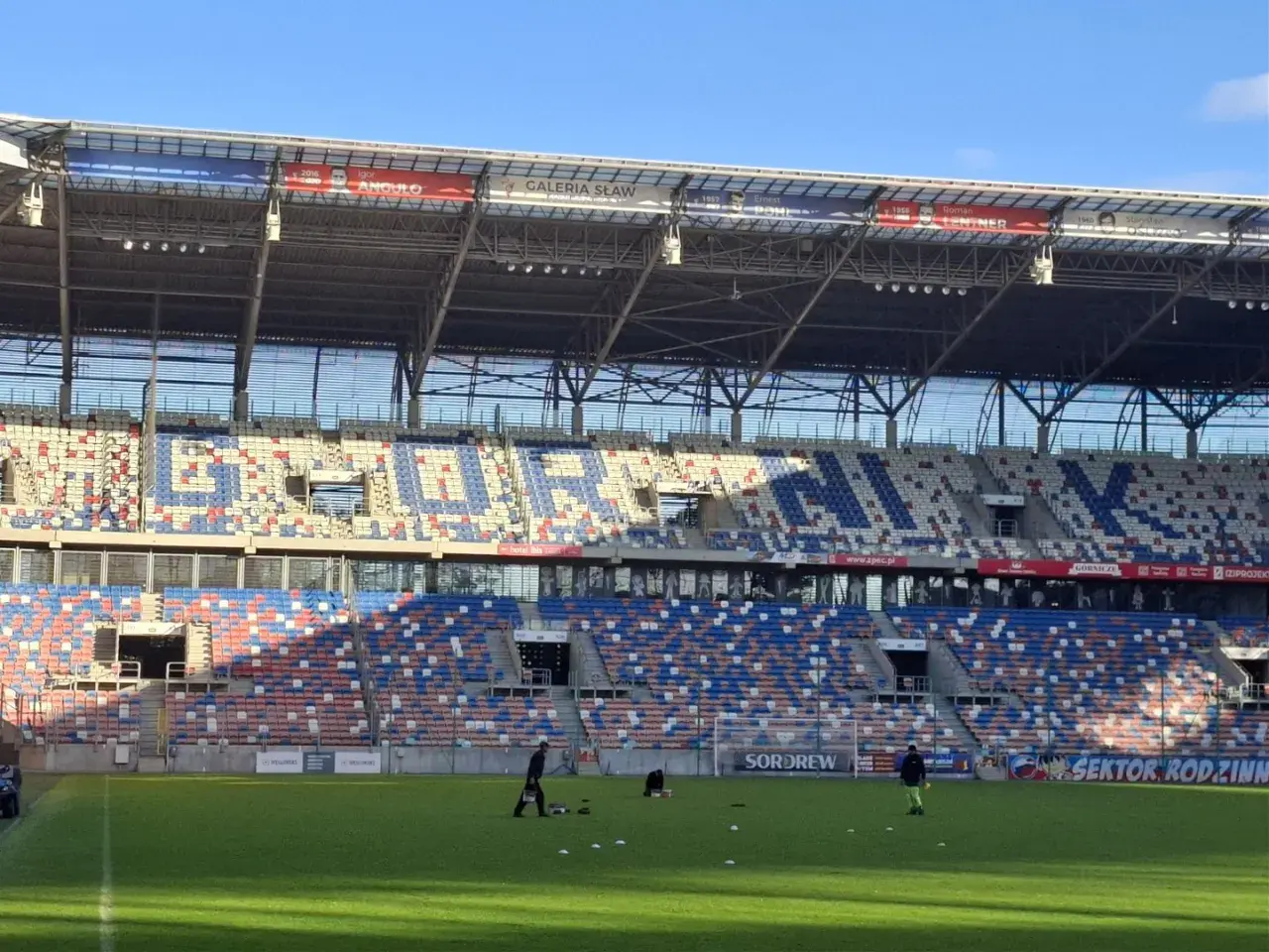 Pusta trybuna stadionu Górnik Zabrze, z widocznym napisem "GÓRNIK" na siedzeniach. Pojemność stadionu robi wrażenie.