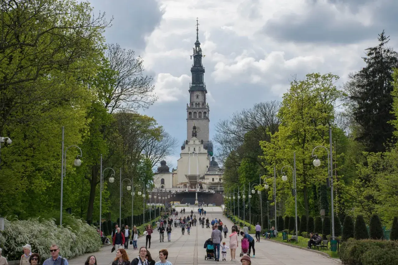 Gdzie jest Jasna Góra? Odkryj jej lokalizację i znaczenie w Częstochowie